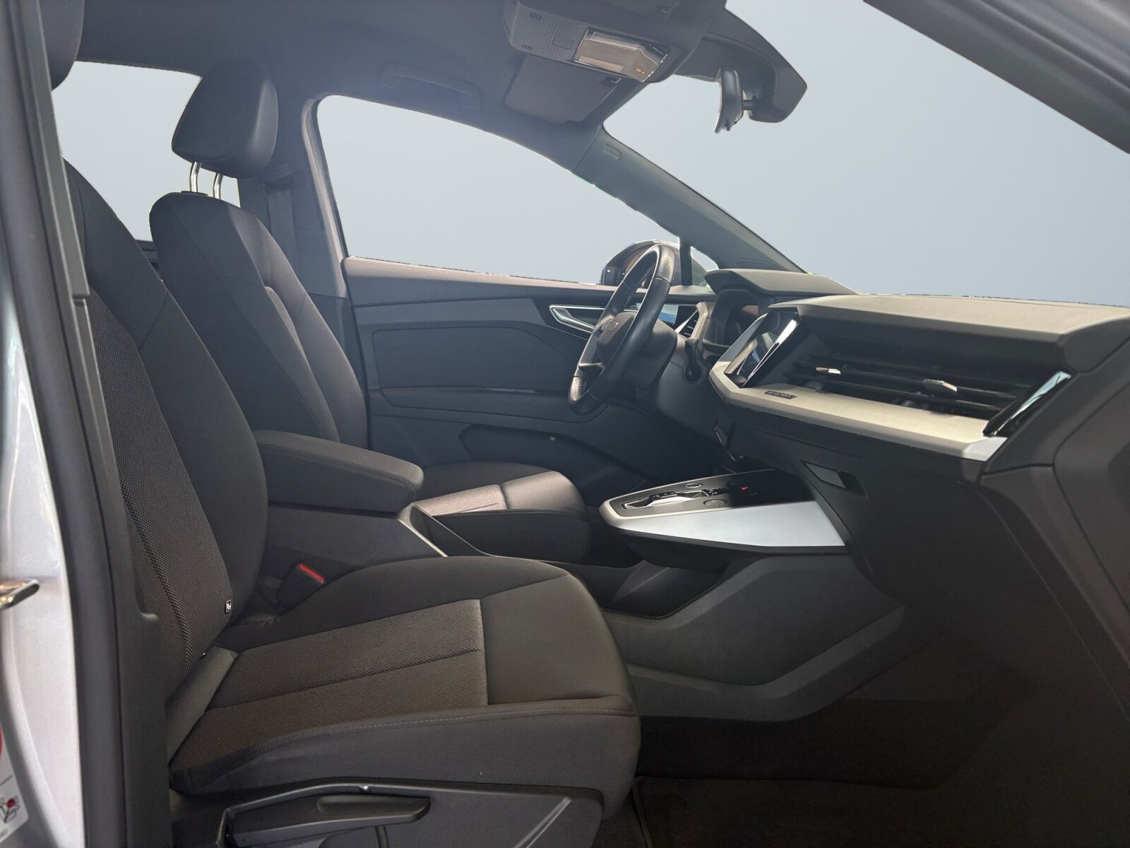 Sølv Audi Q4 e-tron fra 2022
