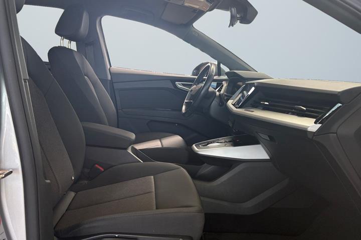 Sølv Audi Q4 e-tron fra 2022