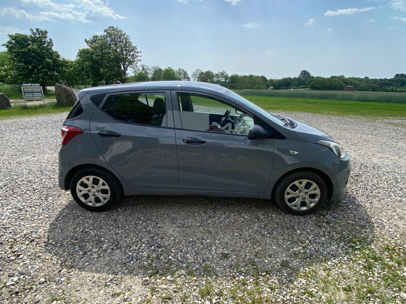Grå Hyundai i10 fra 2015