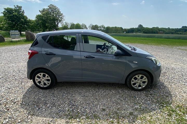 Grå Hyundai i10 fra 2015