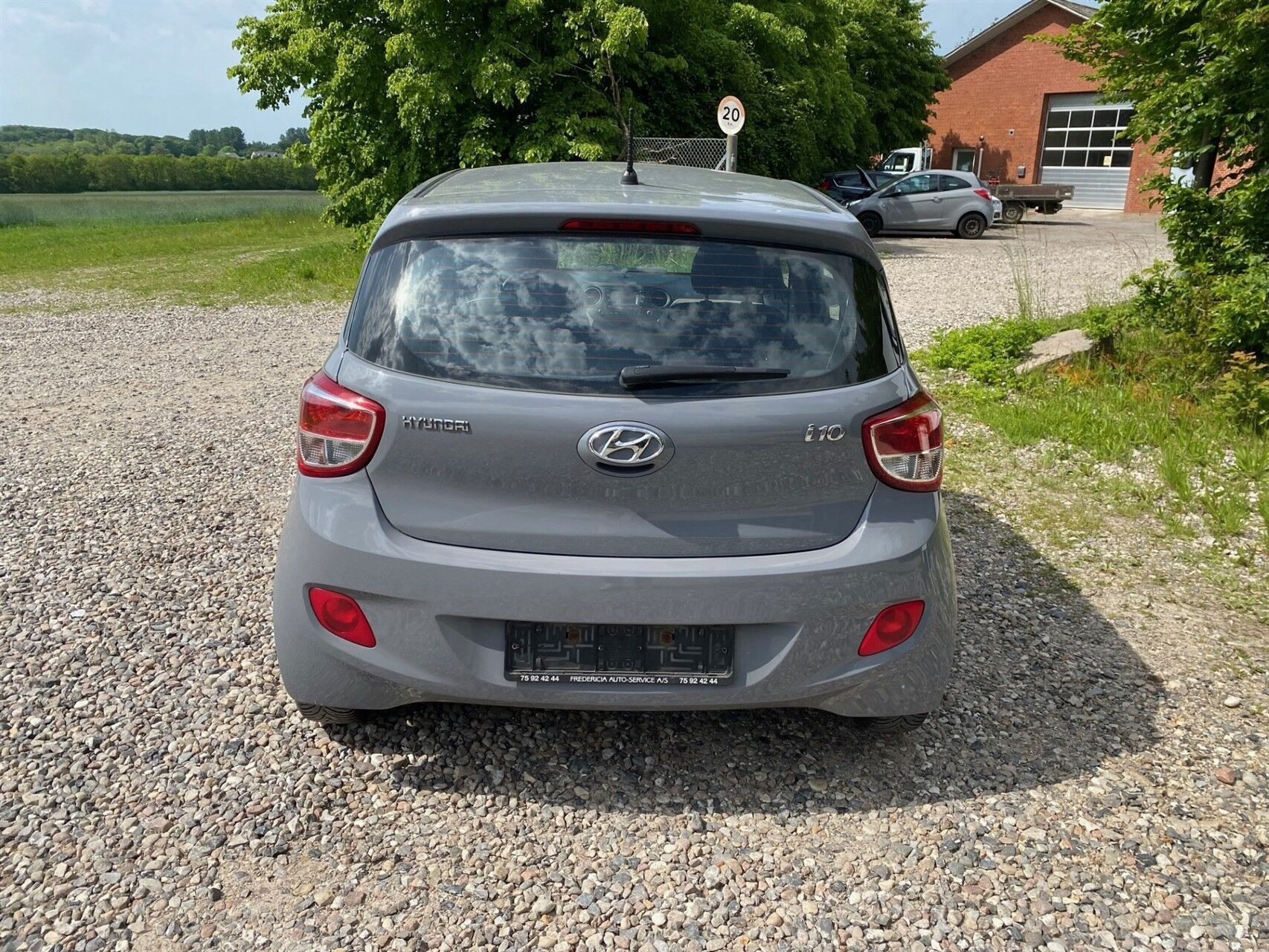 Grå Hyundai i10 fra 2015