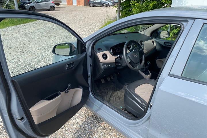 Grå Hyundai i10 fra 2015