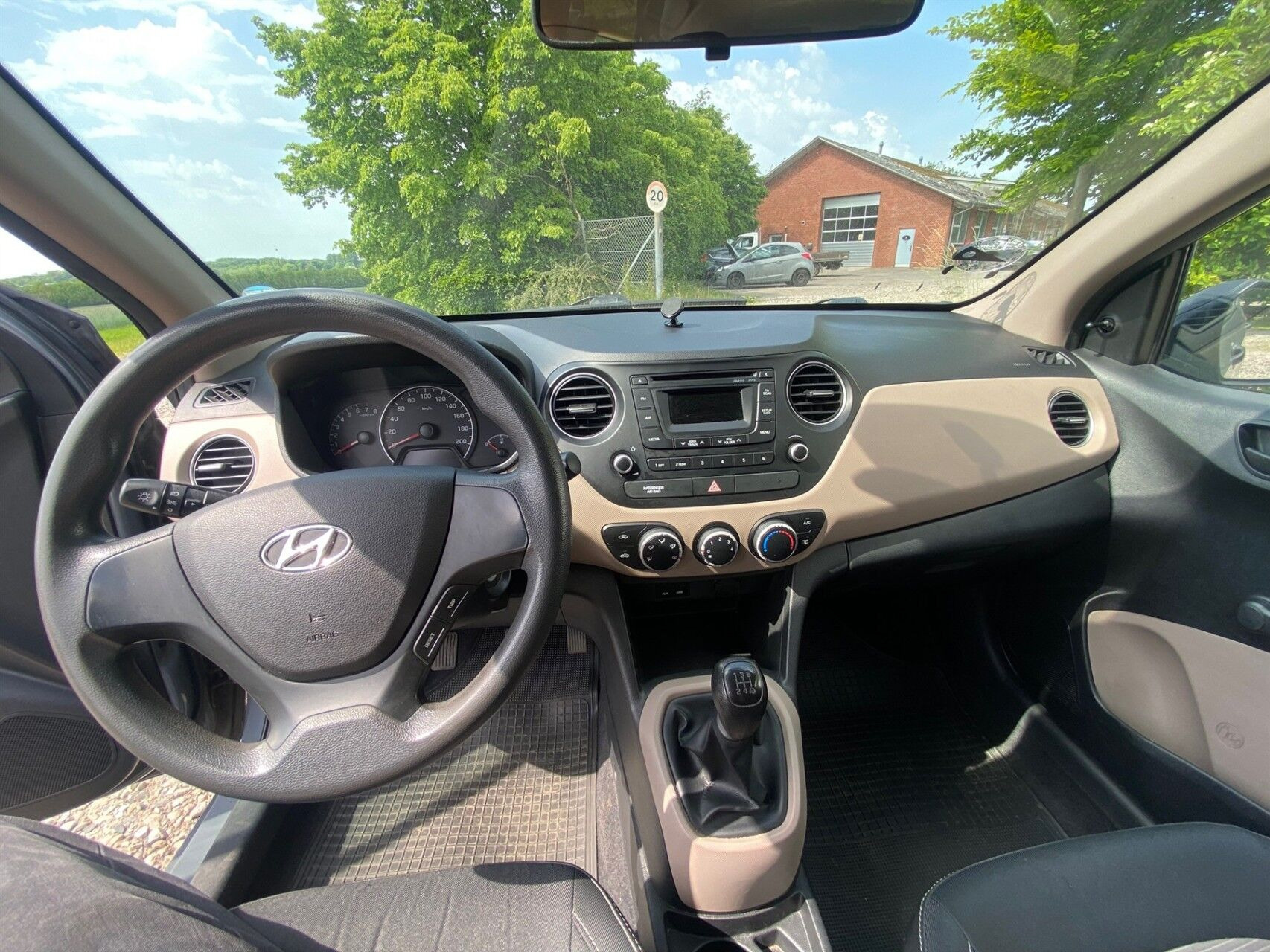 Grå Hyundai i10 fra 2015