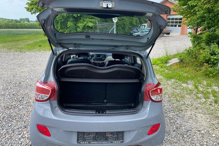 Grå Hyundai i10 fra 2015