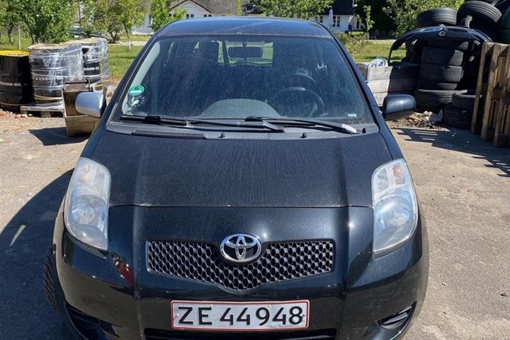 Sort Toyota Yaris fra 2008