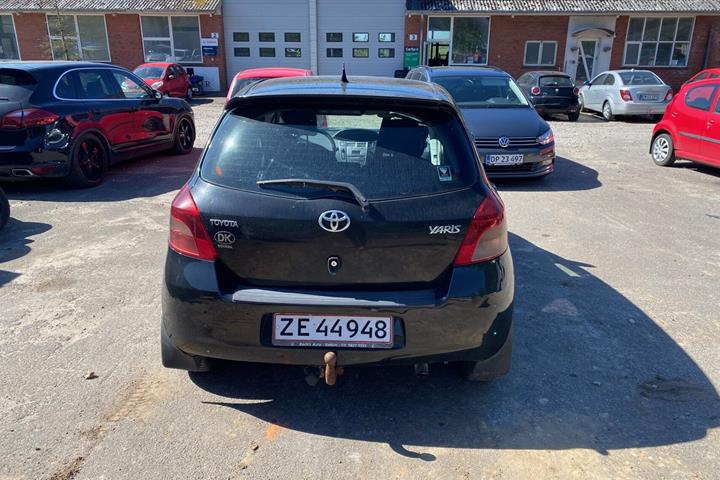 Sort Toyota Yaris fra 2008