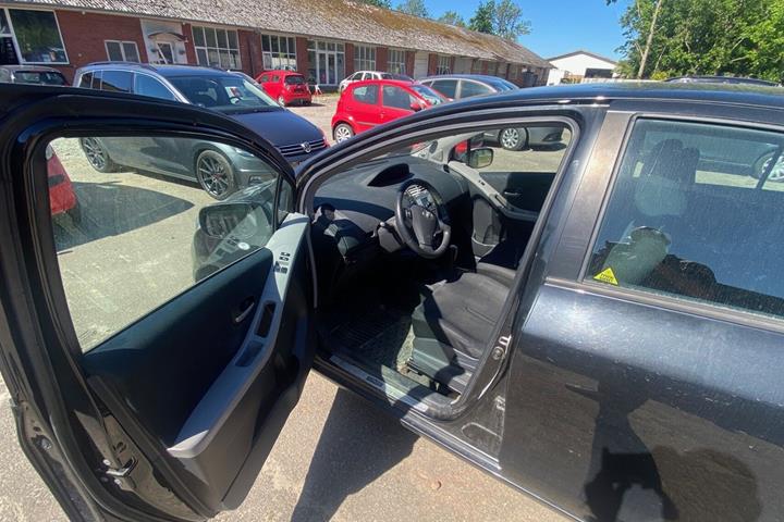 Sort Toyota Yaris fra 2008