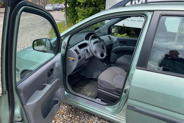 Grøn Hyundai Matrix fra 2008 set indefra