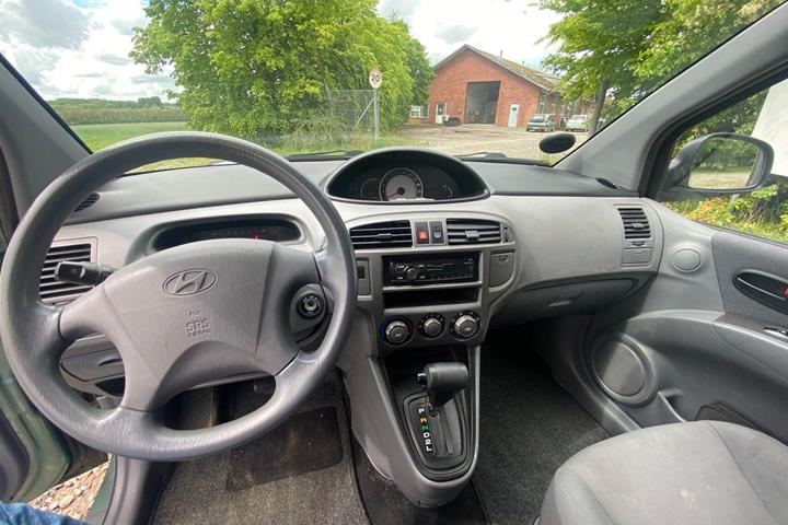 Grøn Hyundai Matrix fra 2008 set indefra