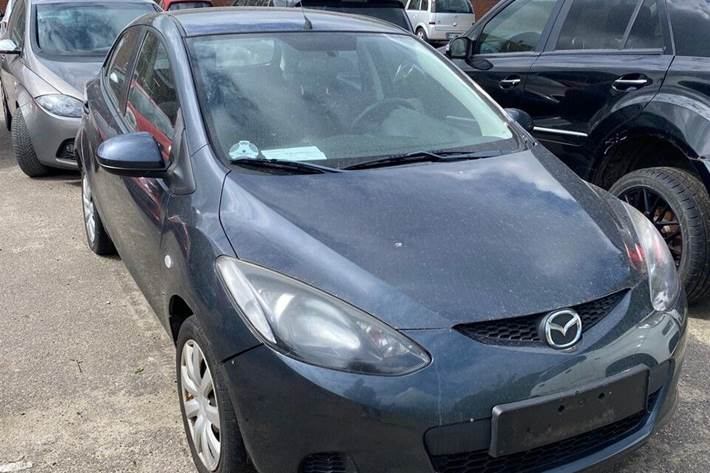 Grå Mazda 2 fra 2007