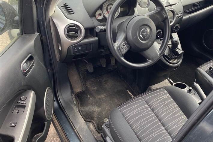 Grå Mazda 2 fra 2007
