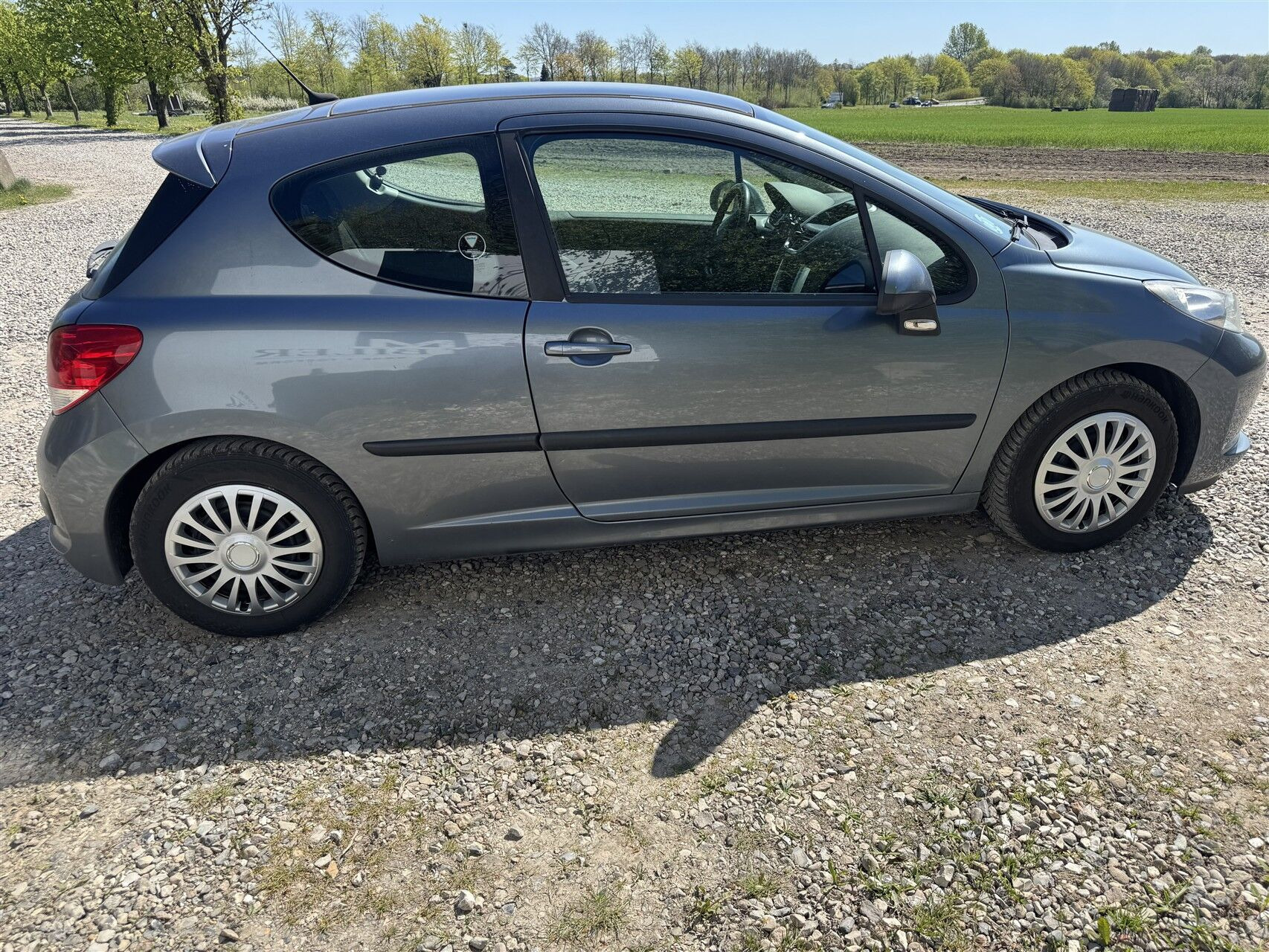 Grå Peugeot 207 fra 2007