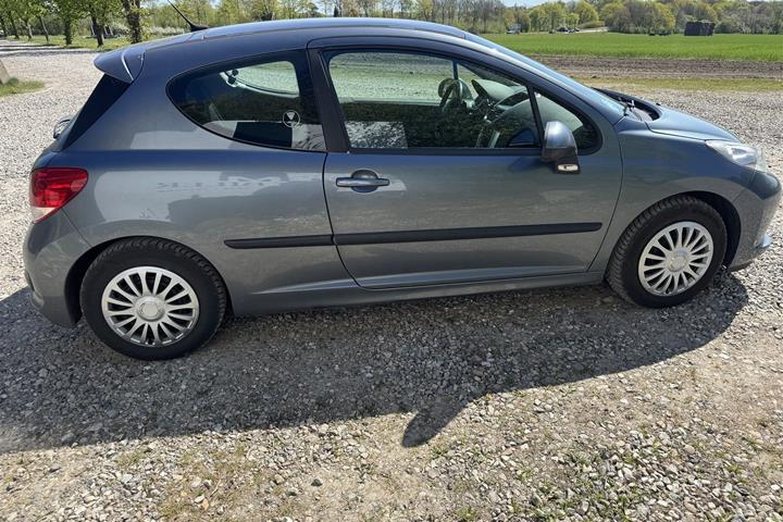 Grå Peugeot 207 fra 2007