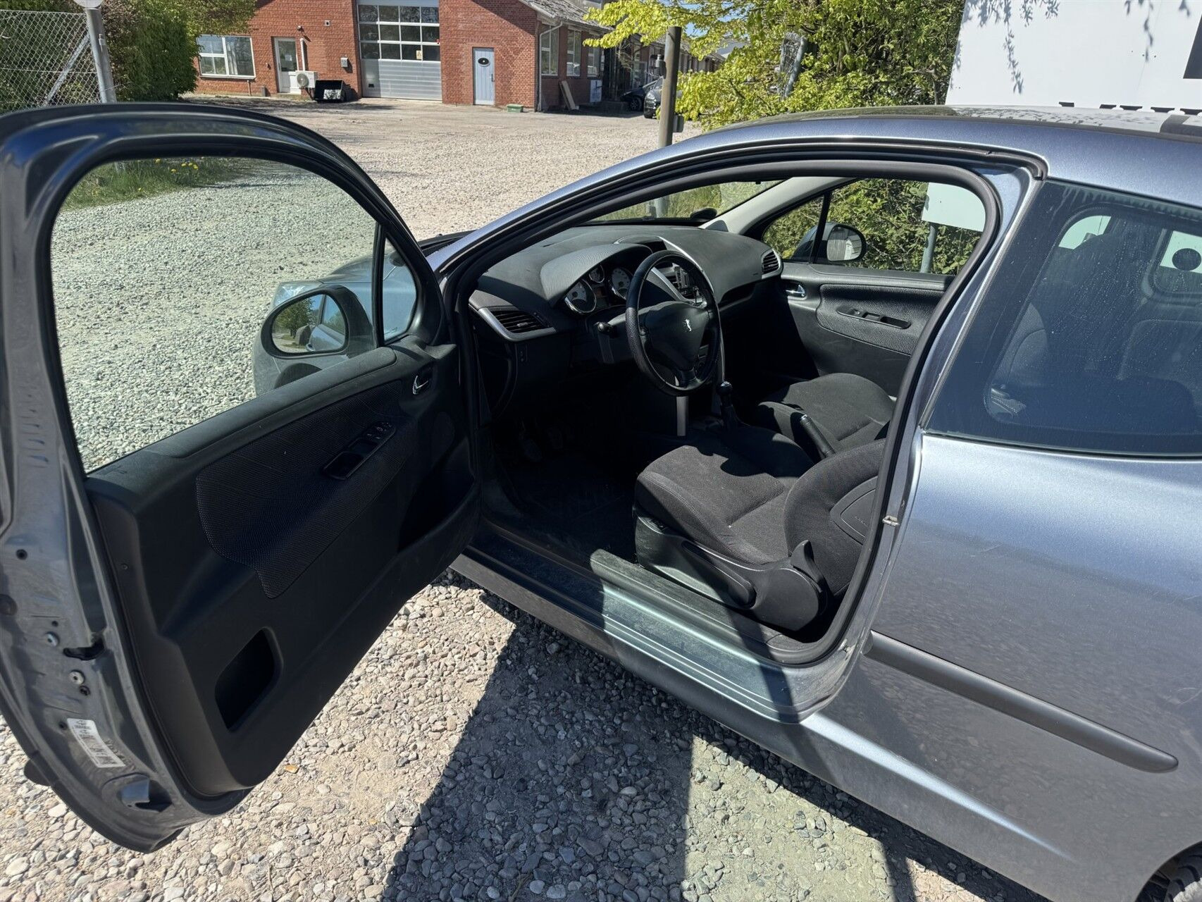 Grå Peugeot 207 fra 2007