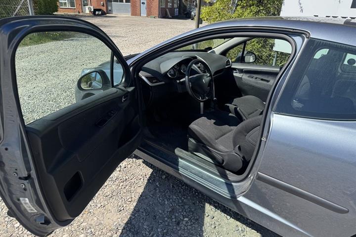 Grå Peugeot 207 fra 2007