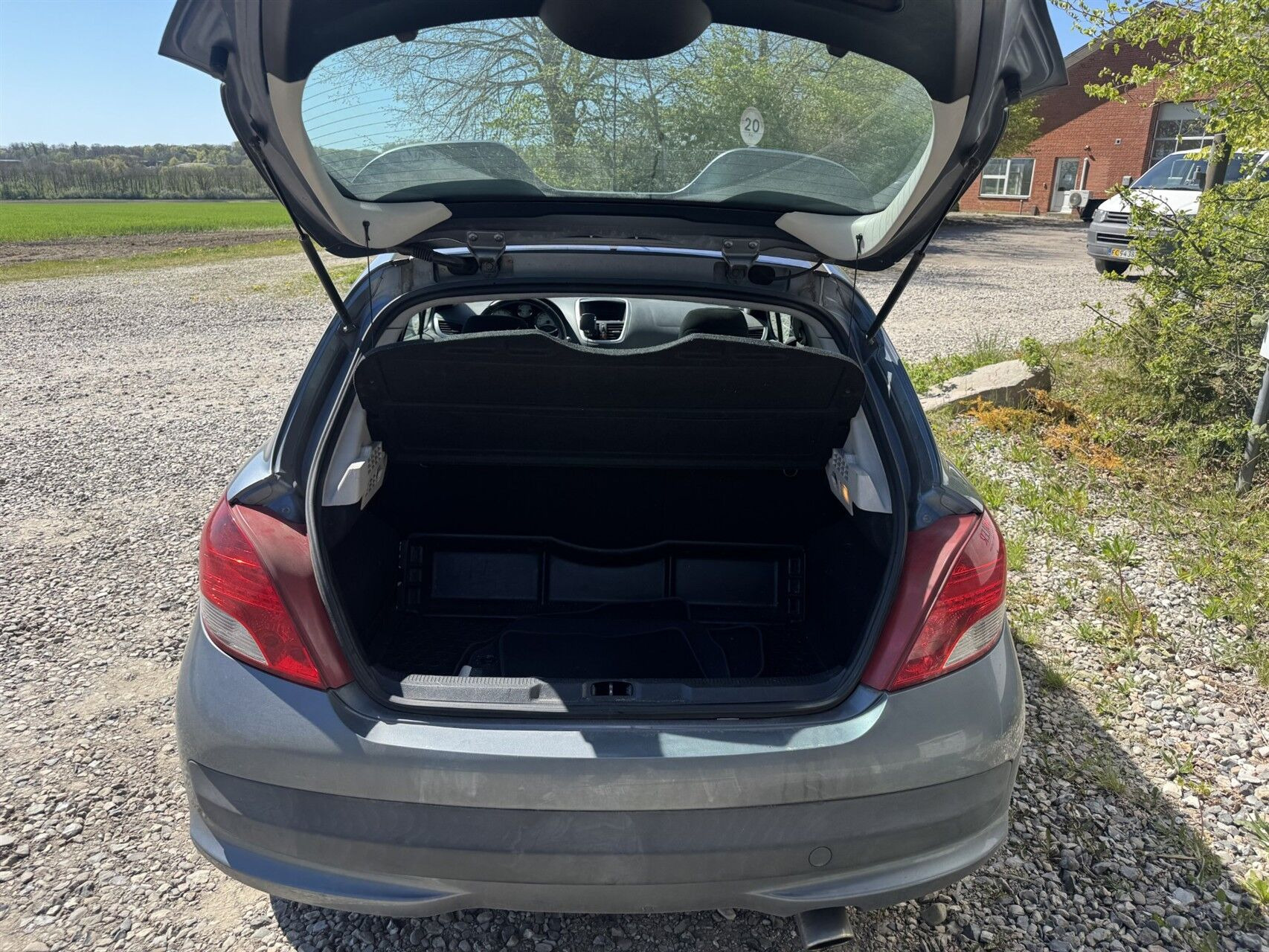 Grå Peugeot 207 fra 2007
