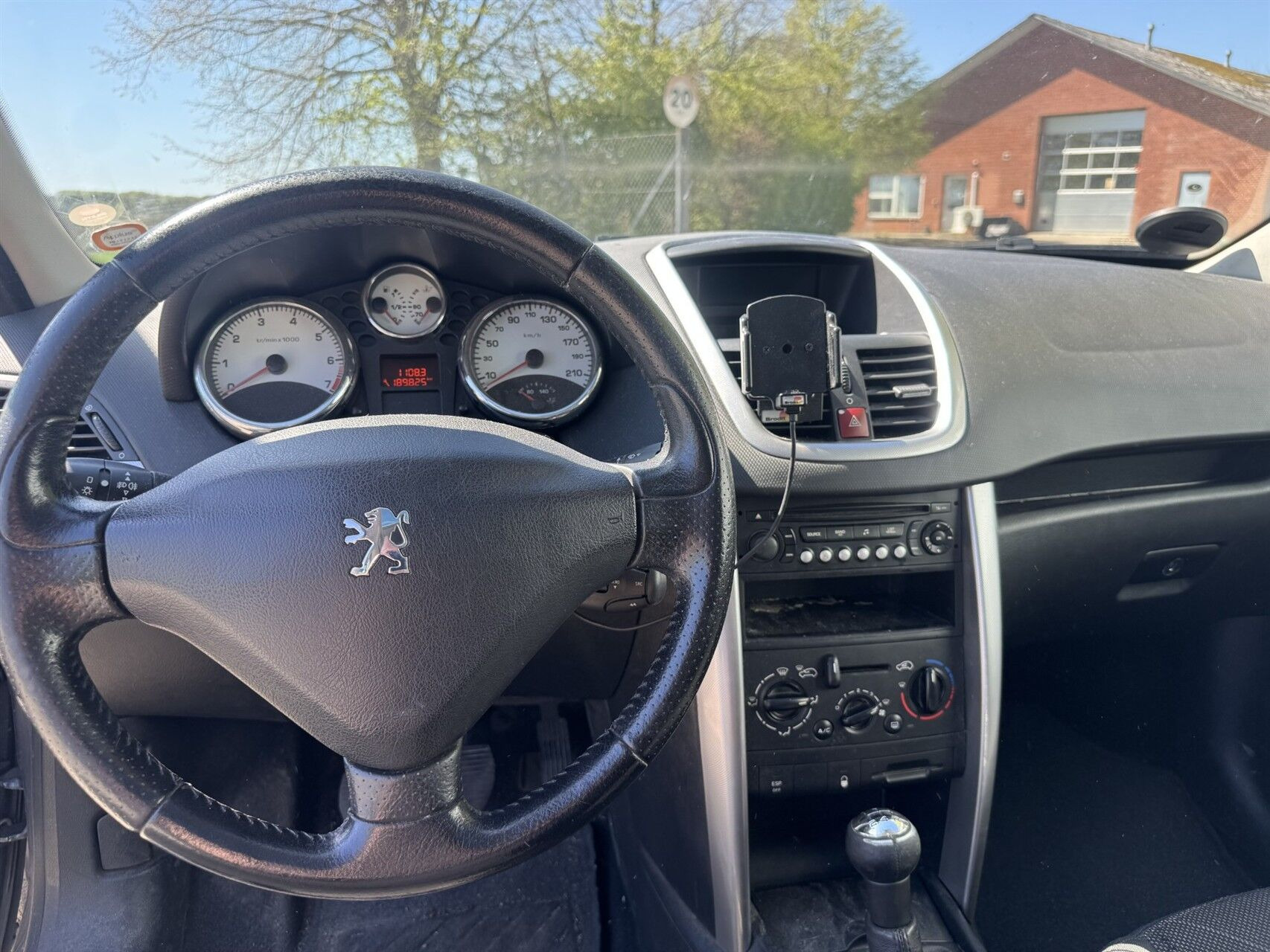 Grå Peugeot 207 fra 2007
