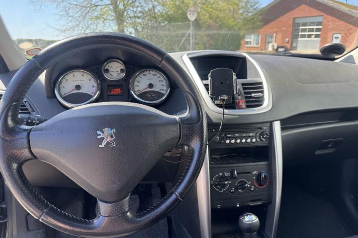 Grå Peugeot 207 fra 2007