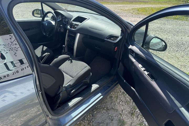 Grå Peugeot 207 fra 2007