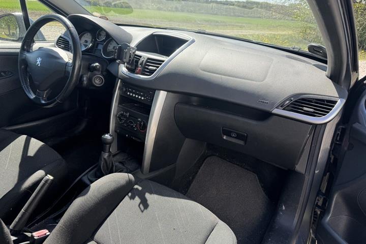 Grå Peugeot 207 fra 2007