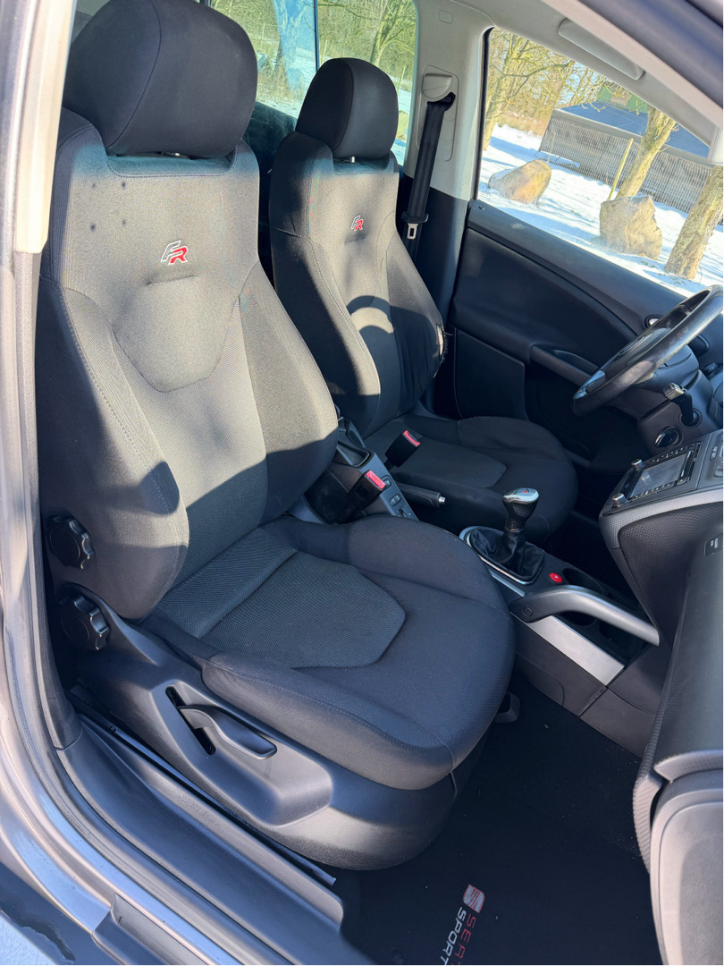 Grå Seat Altea fra 2006 set indefra