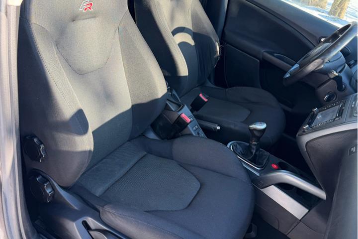 Grå Seat Altea fra 2006 set indefra