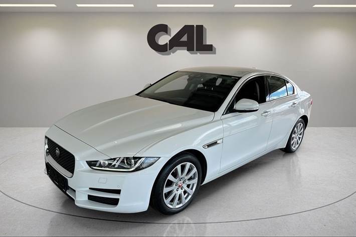 Hvid Jaguar XE fra 2018 set udefra