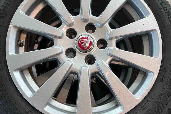 Hvid Jaguar XE fra 2018