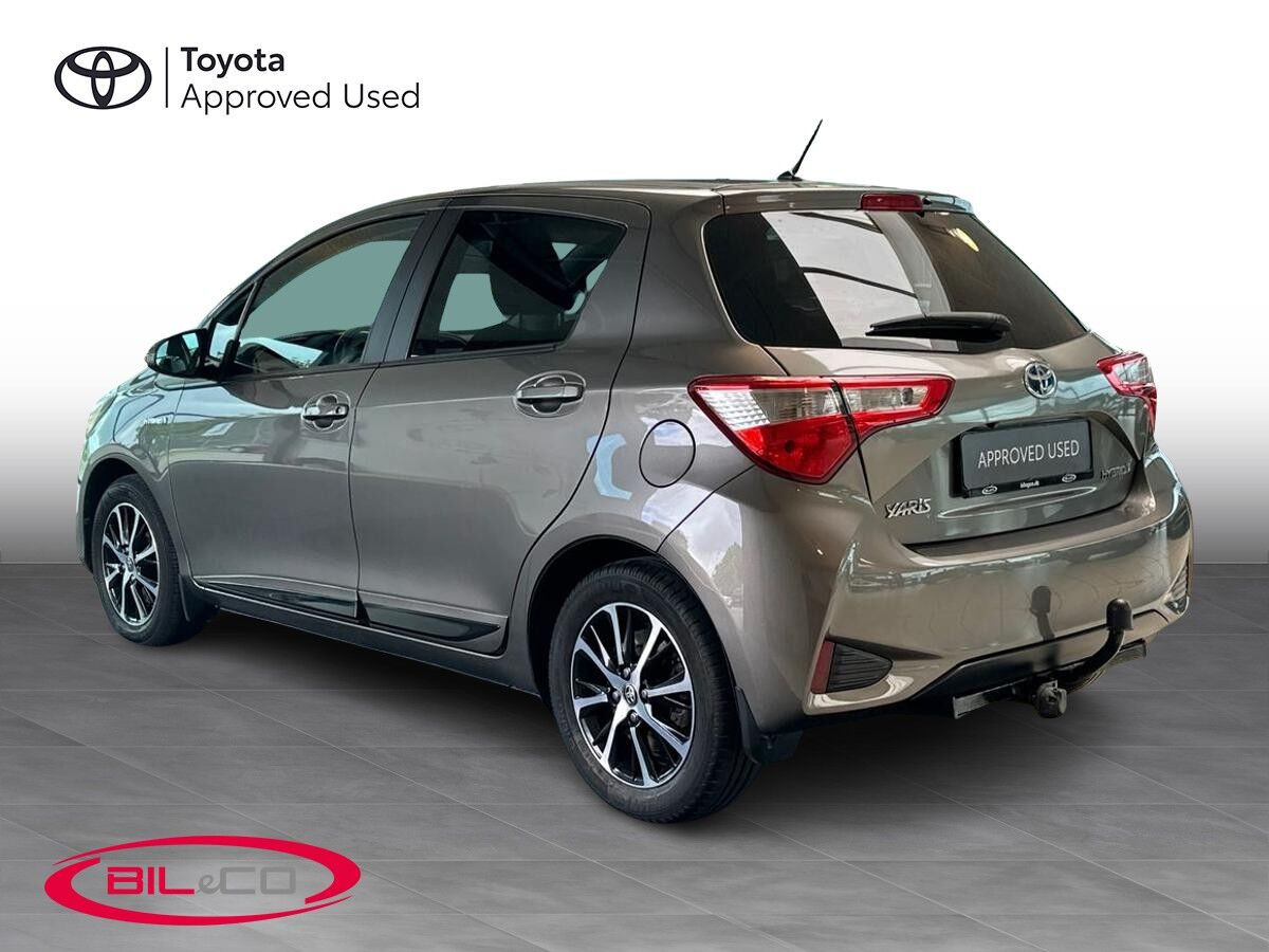 Bronze Toyota Yaris fra 2018