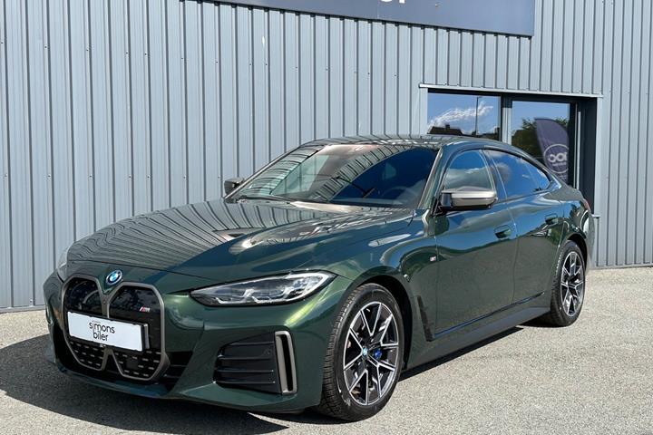 Grøn BMW i4 fra 2023 set udefra