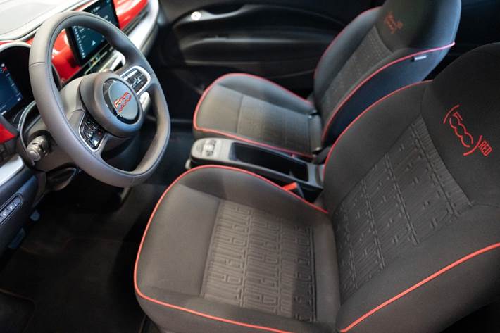 Rød Fiat 500e fra 2024
