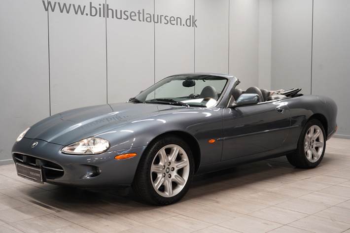 Grå Jaguar XK fra 1996