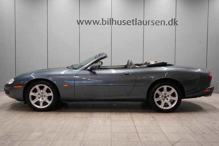 Grå Jaguar XK fra 1996