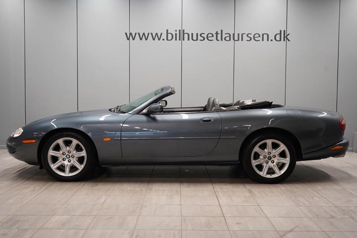 Grå Jaguar XK fra 1996