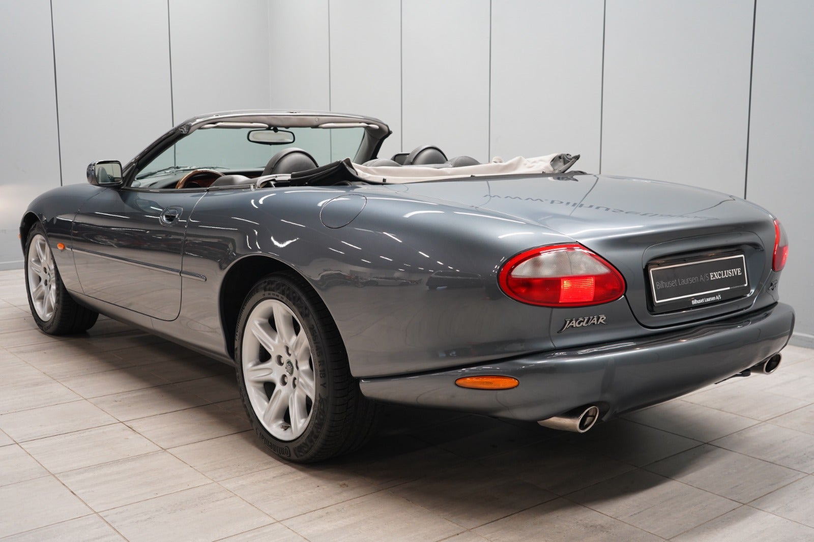 Grå Jaguar XK fra 1996