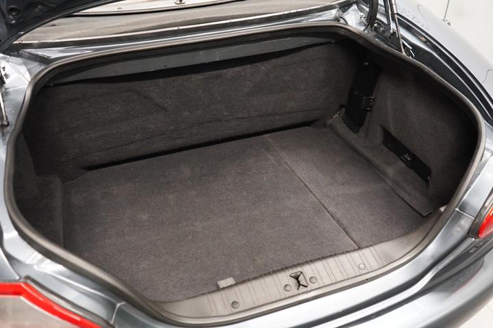 Grå Jaguar XK fra 1996
