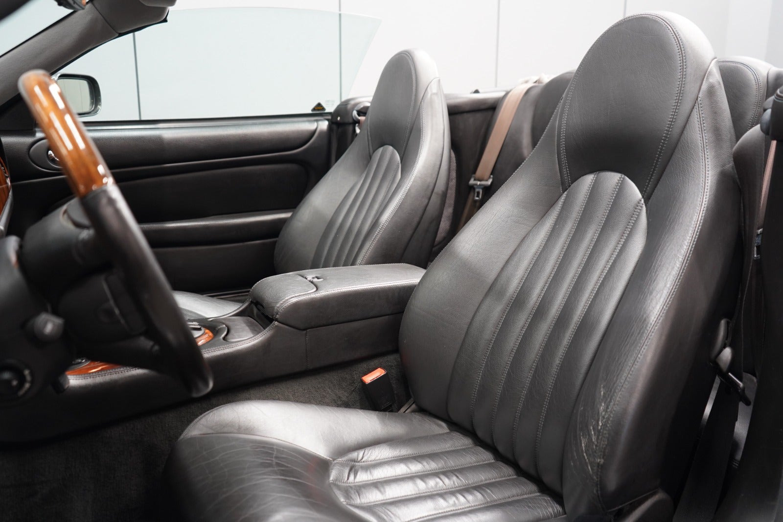 Grå Jaguar XK fra 1996