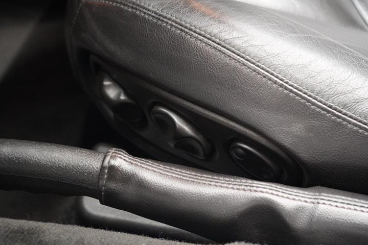 Grå Jaguar XK fra 1996