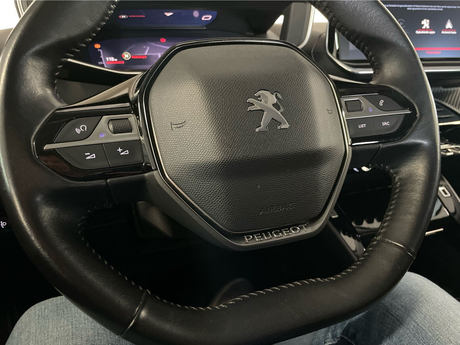 Rød Peugeot 2008 fra 2020