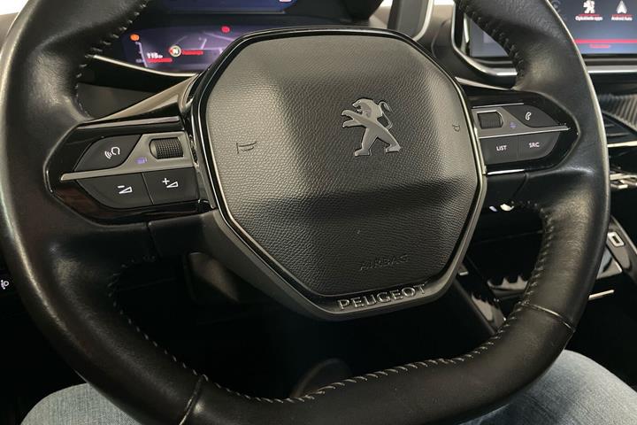 Rød Peugeot 2008 fra 2020