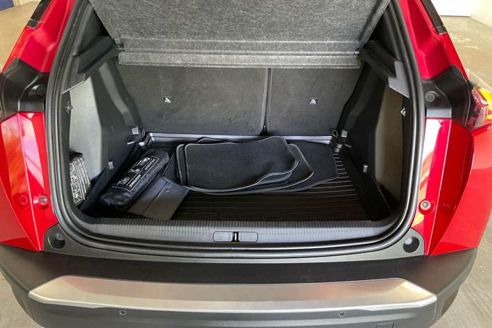 Rød Peugeot 2008 fra 2020