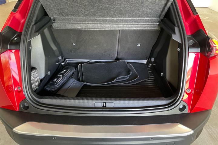 Rød Peugeot 2008 fra 2020