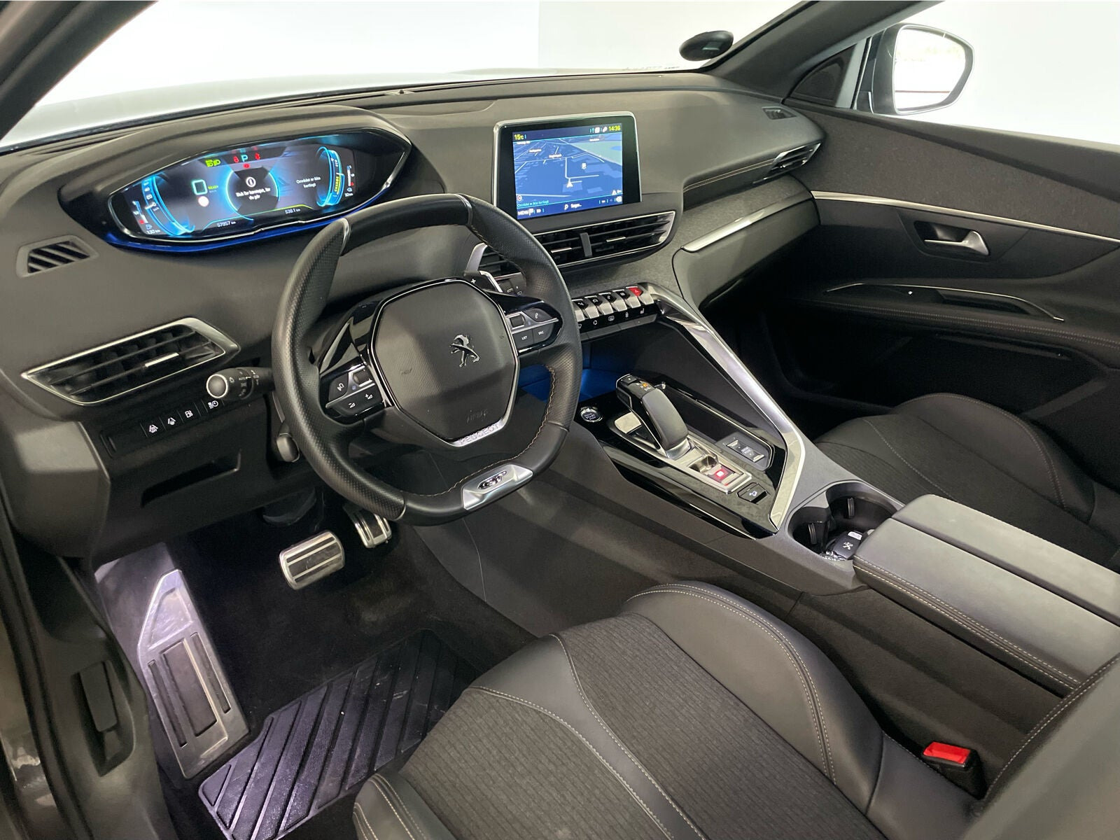 Grå Peugeot 3008 fra 2020