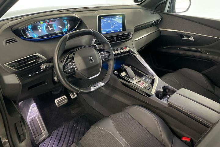 Grå Peugeot 3008 fra 2020
