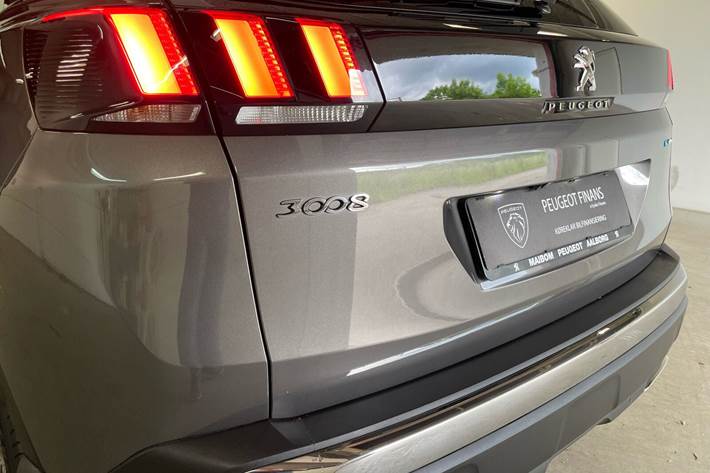 Grå Peugeot 3008 fra 2020