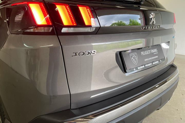 Grå Peugeot 3008 fra 2020