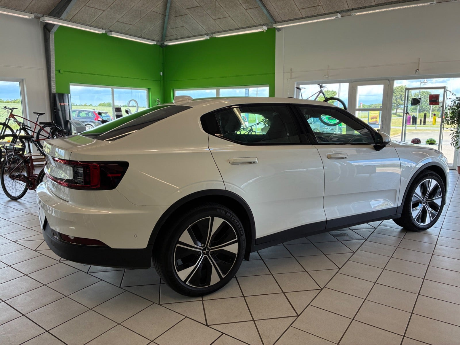 Hvid Polestar 2 fra 2024