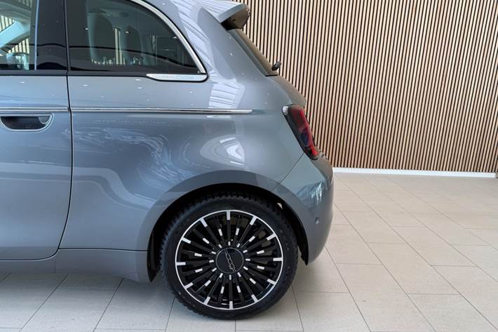 Grå Fiat 500e fra 2023