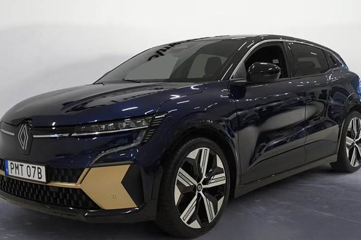 Blå Renault Megane E-Tech fra 2023 set udefra