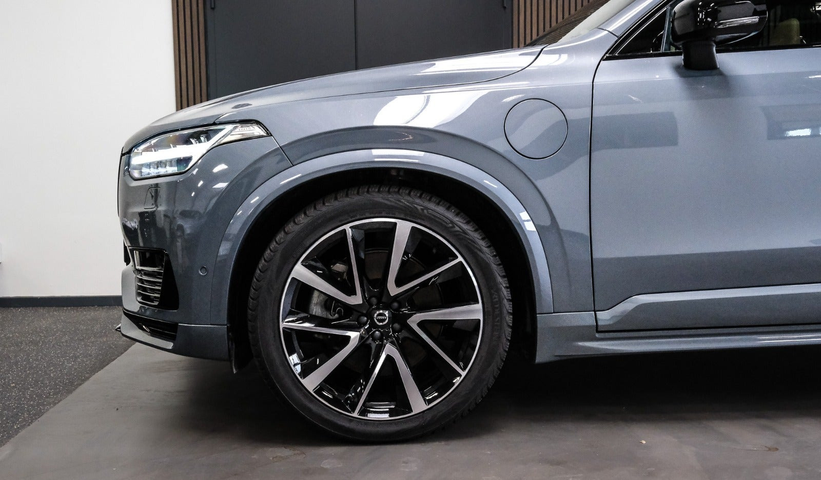 Grå Volvo XC90 fra 2023
